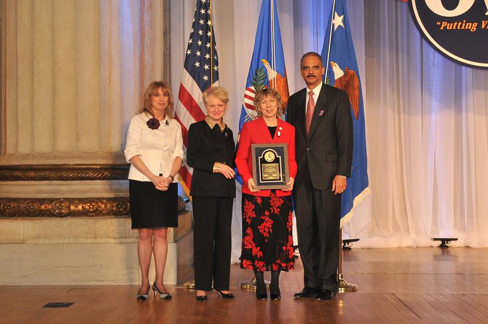 Award recipient Gracia Burnham, with (from left) Joye E. Frost, Acting Director, Office for Victims of Crime; Laurie O. Robinson, Acting Assistant Attorney General, Office of Justice Programs; and U.S. Attorney General Eric H. Holder, Jr.