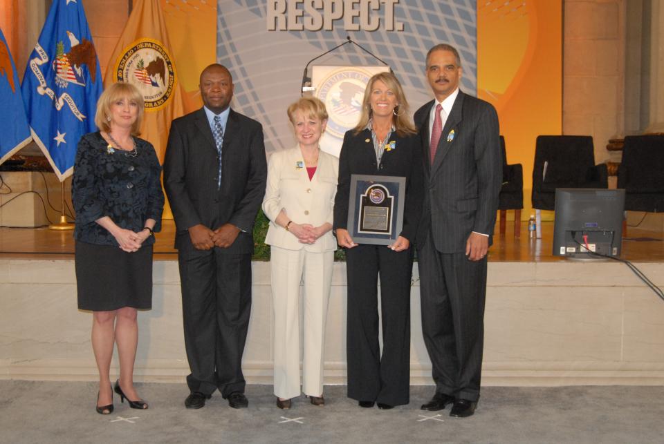 2010 Special Courage Award recipient Michelle René Corrao with (from left) Joye E. Frost, Acting Director, Office for Victims of Crime; Fort Wayne Detective Art Billingsley; Assistant Attorney General Laurie O. Robinson, Office of Justice Programs; and U.S. Attorney General Eric H. Holder, Jr.